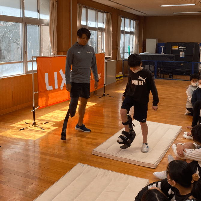 Universal Run: Sports Prosthetic Limb Experience Class (Left: Keita Sato, sprit runner, Toyota Motor Corporation)