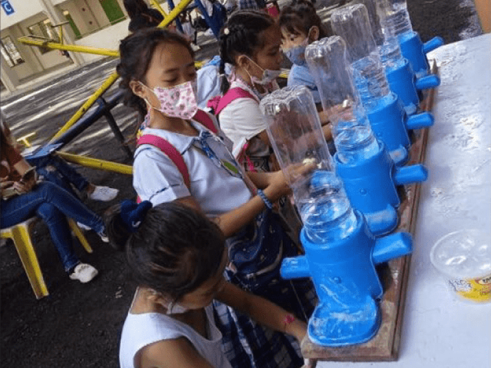SATO Tap being used in a survey to measure water used for handwashing in schools in the Philippines (©GIZ, Fit for School)