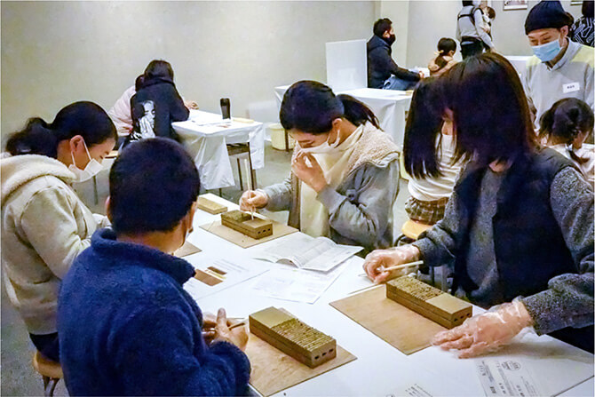 Workshop to create tiles for the new Tokoname city hall building