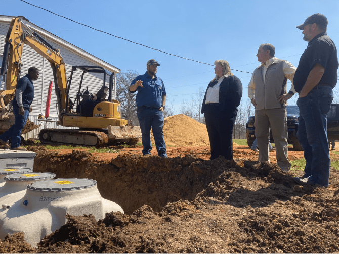 アラバマ州ラウンズ郡における排水処理設備の設置作業